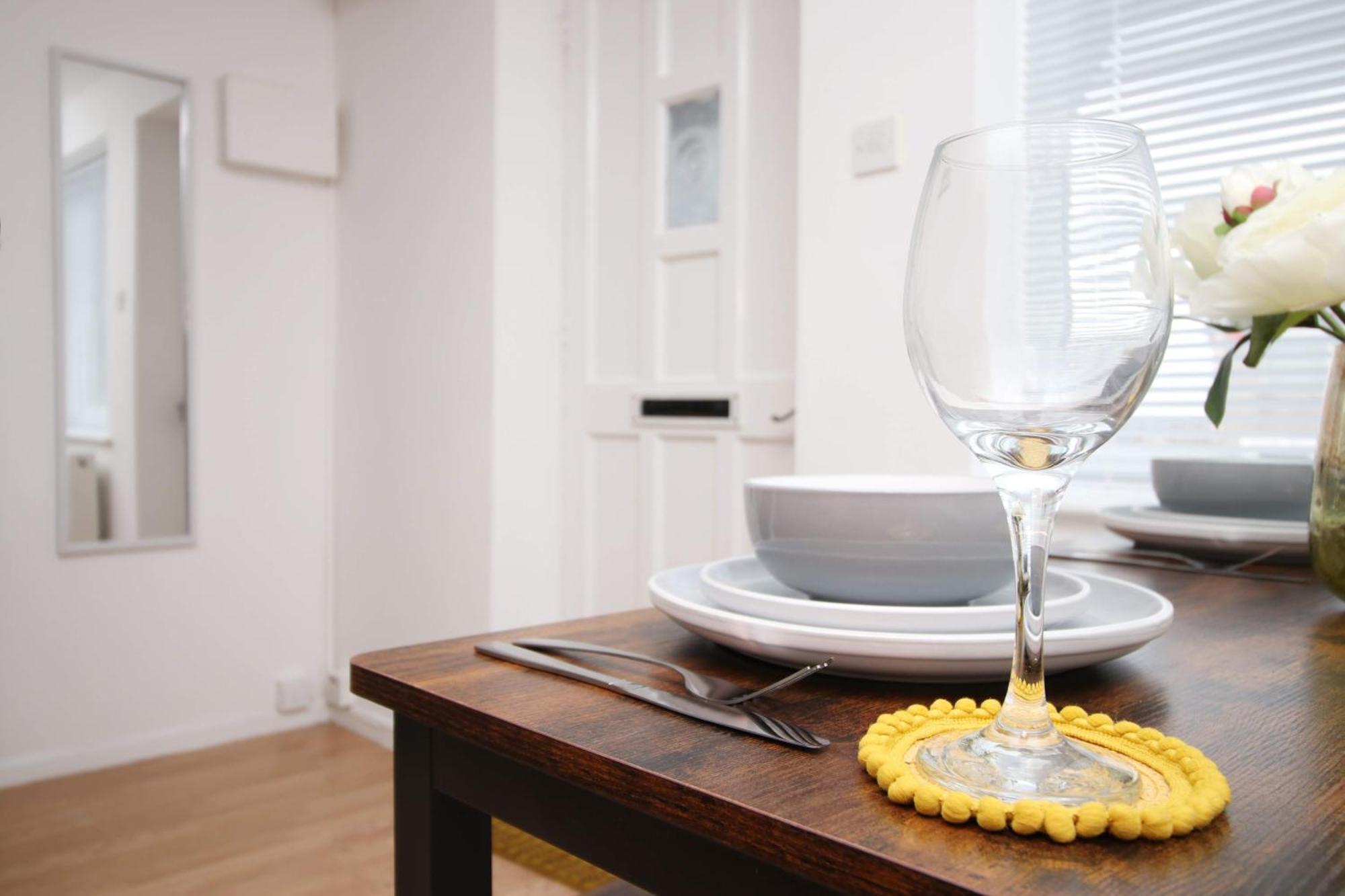 2bedroom Home- Free Parking, Wi-fi & Patio- Available For Long Or Short Term Holiday home *