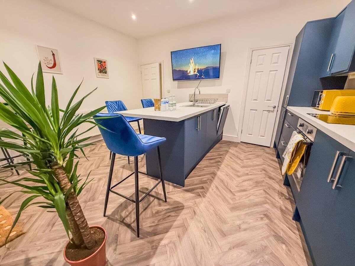 Holiday home 4 Bedroom Luxury By Altoluxoexperience Short Lets & Serviced With Free Wifi & Parking