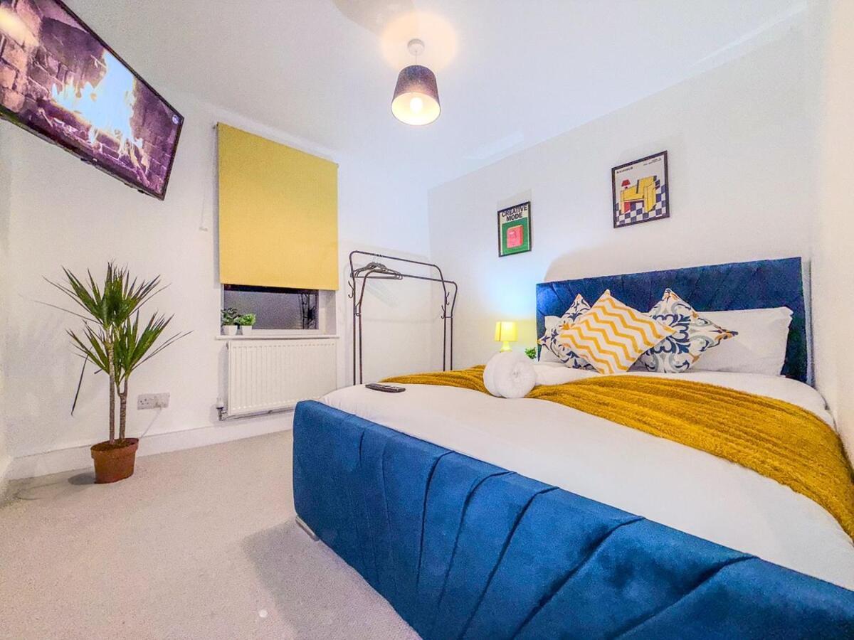 Holiday home 4 Bedroom Luxury By Altoluxoexperience Short Lets & Serviced With Free Wifi & Parking *