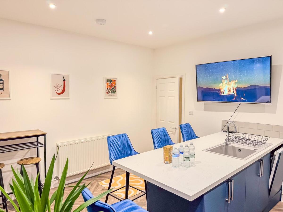 Holiday home 4 Bedroom Luxury By Altoluxoexperience Short Lets & Serviced With Free Wifi & Parking *