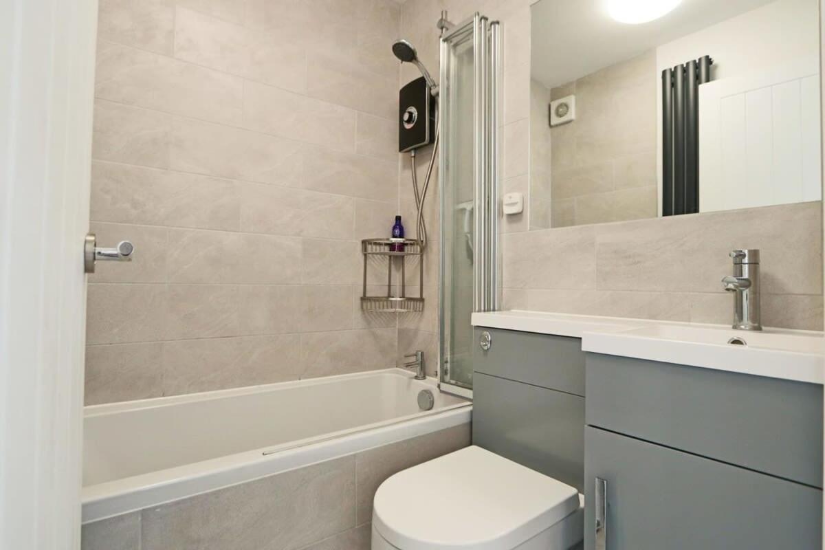One Bedroom Flat Near Whiteladies With Parking *