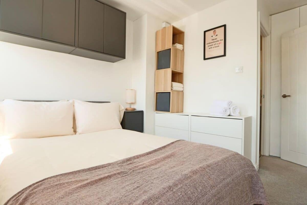 One Bedroom Flat Near Whiteladies With Parking *