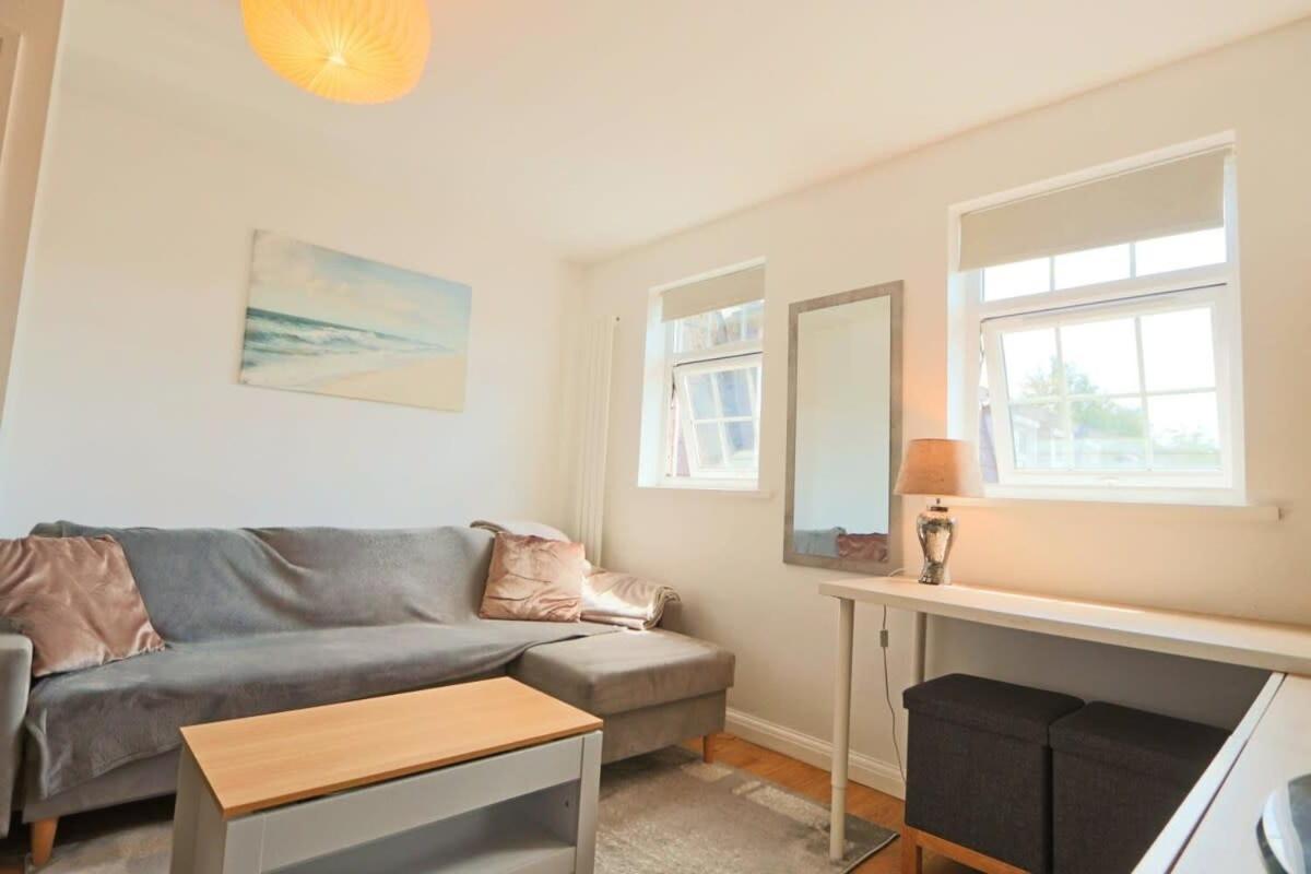 One Bedroom Flat Near Whiteladies With Parking