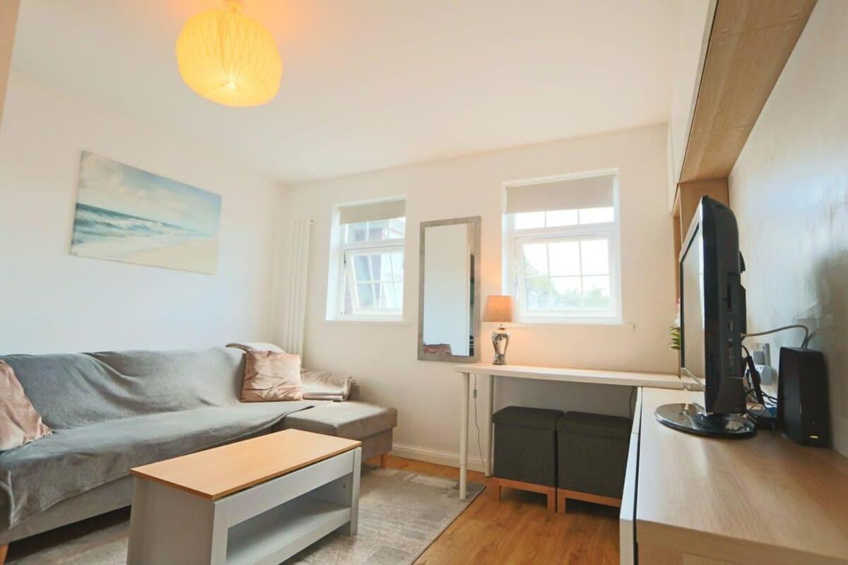 One Bedroom Flat Near Whiteladies With Parking Apartment