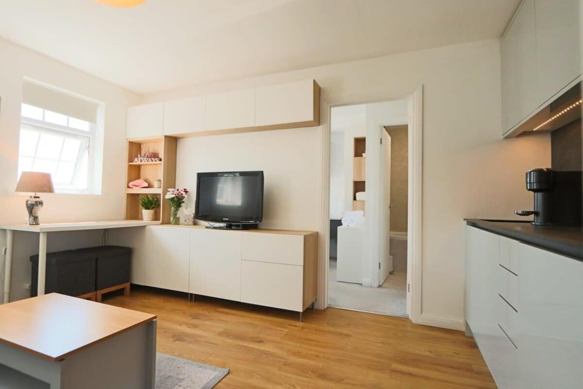 One Bedroom Flat Near Whiteladies With Parking *