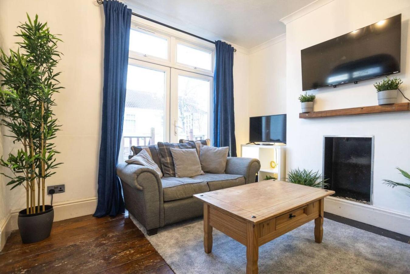 Holiday home Elmhurst House Sleeps 8 Long Free Wifi *