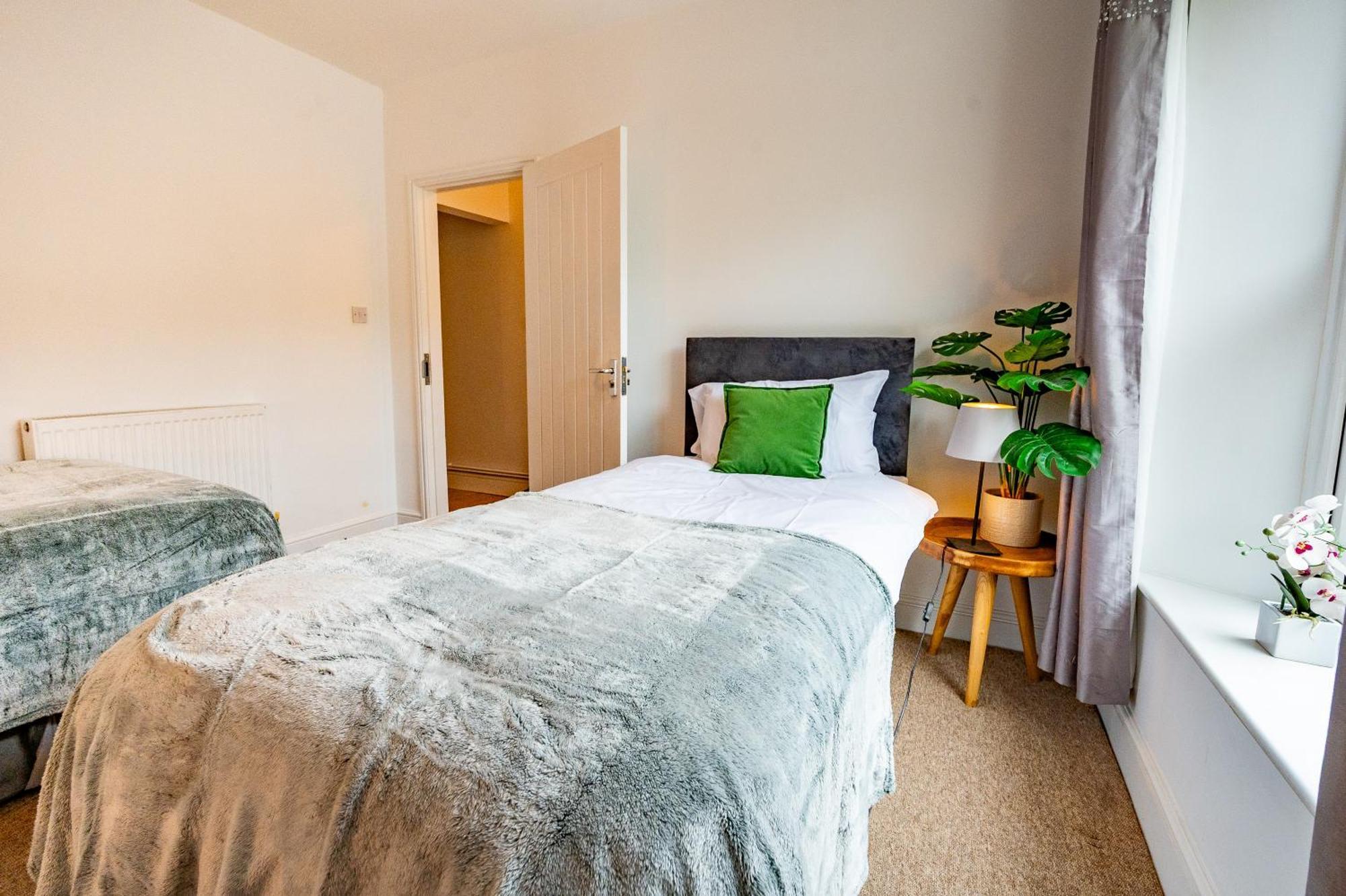 Stella's Cottage- Cute Traditional In South West By Staystaycations Holiday home Bristol
