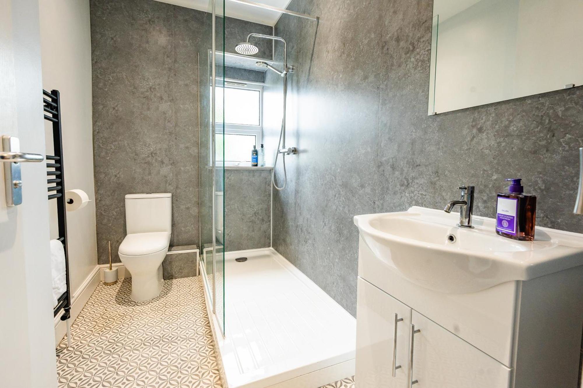 Stella's Cottage- Cute Traditional In South West By Staystaycations Holiday home Bristol