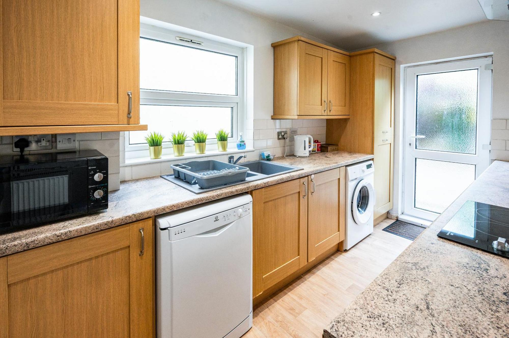 Stella's Cottage- Cute Traditional In South West By Staystaycations Holiday home