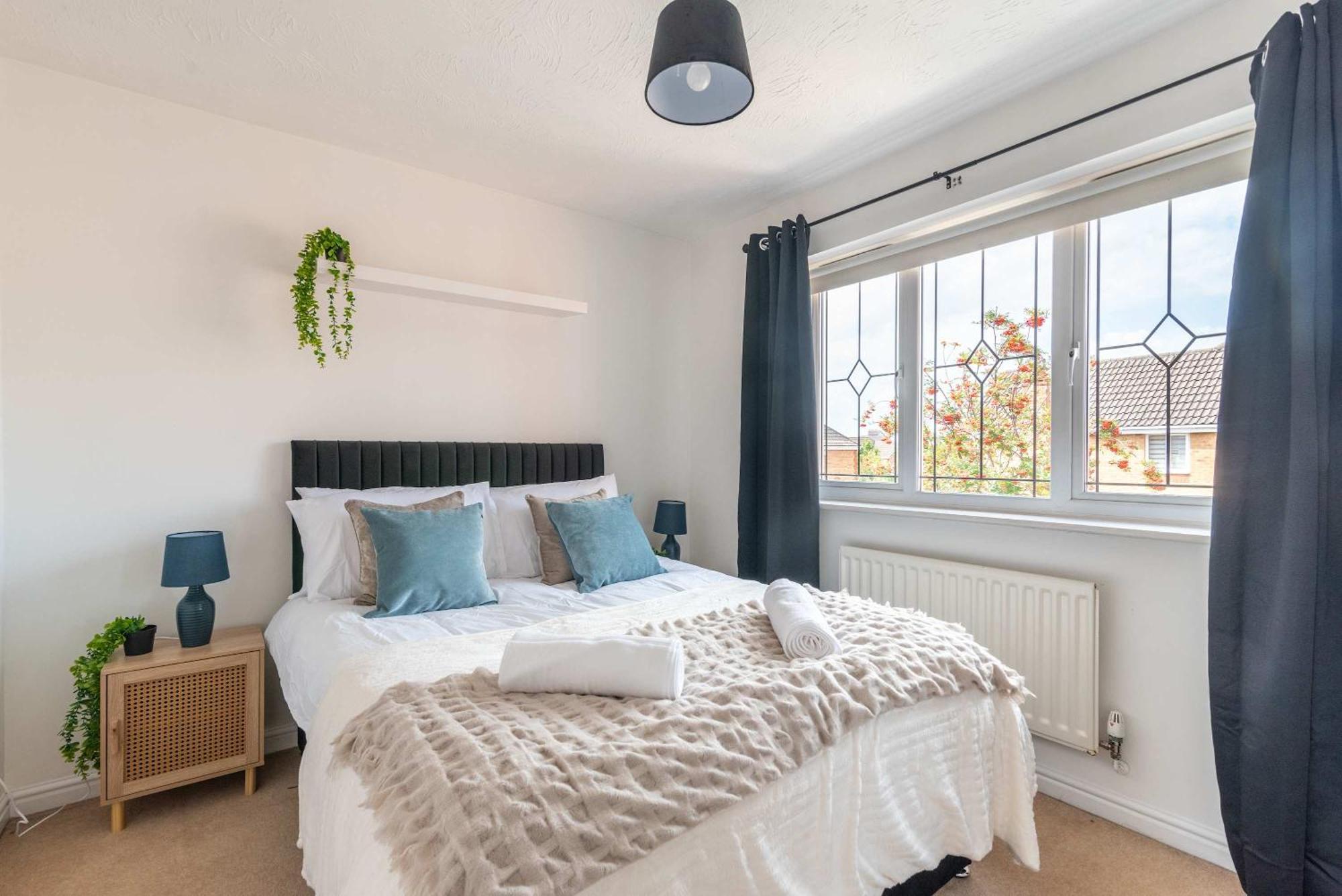 Apartment Five Bedroom With Large Dining Area *