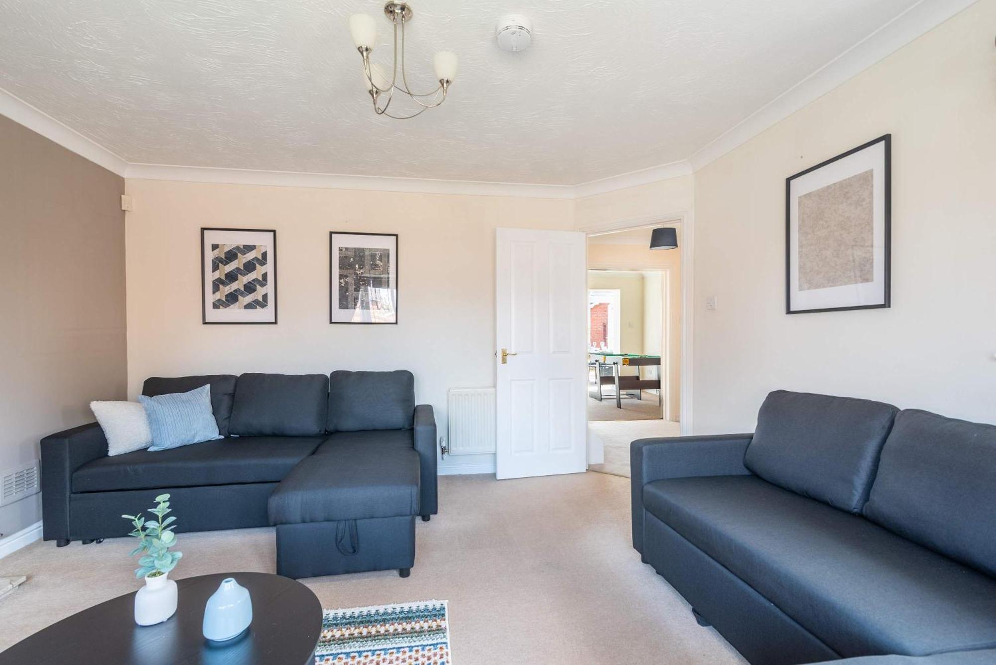 Five Bedroom With Large Dining Area *