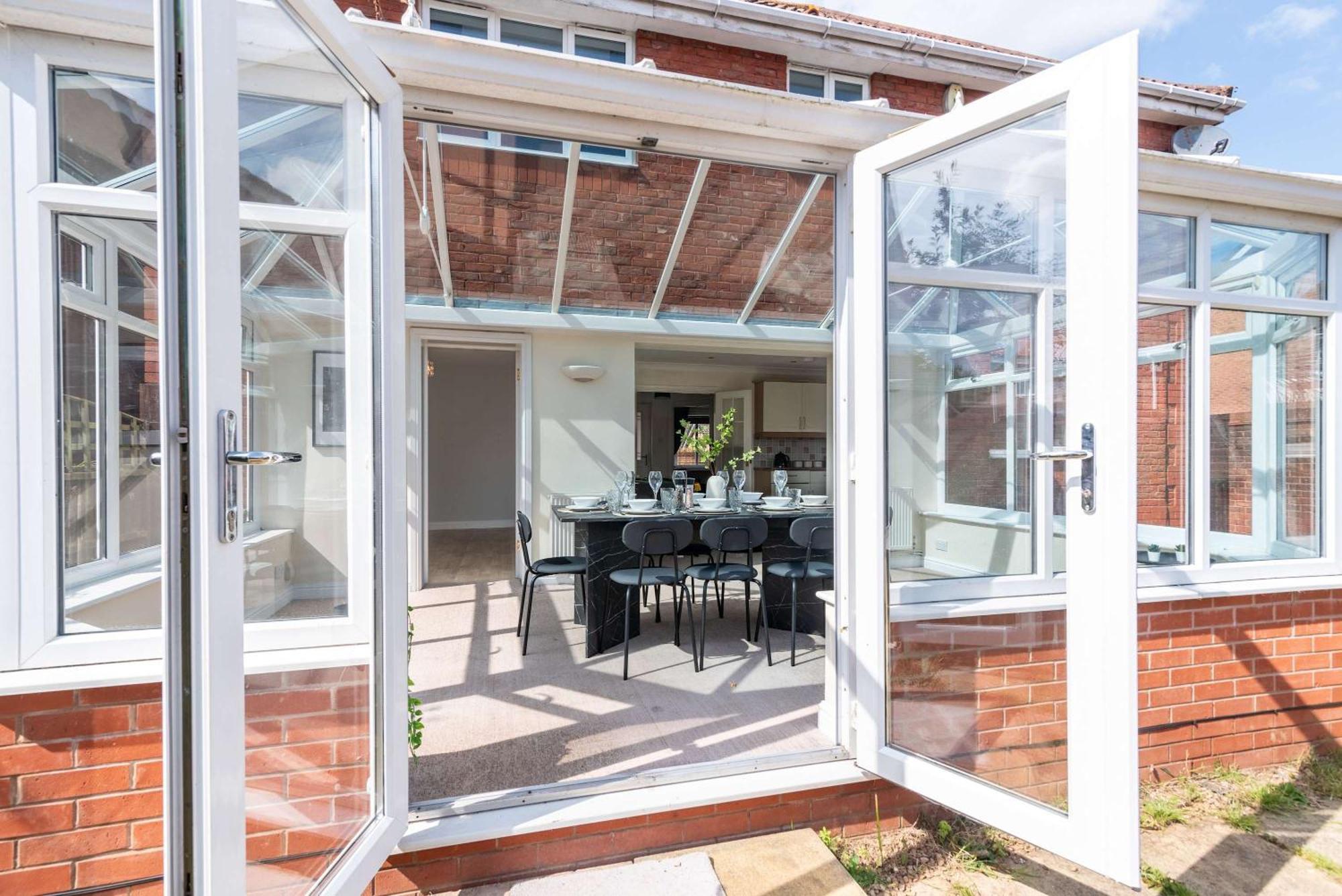 Five Bedroom With Large Dining Area Bristol