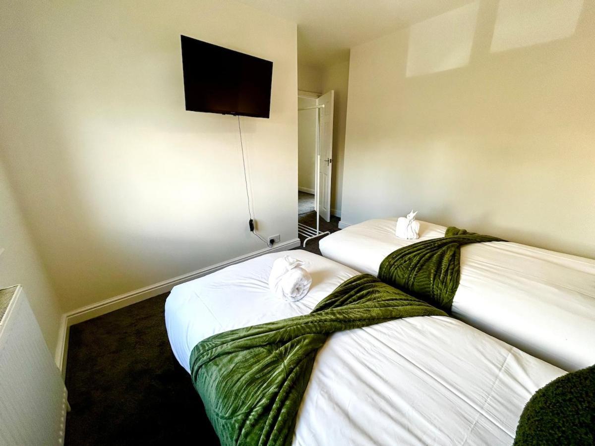 Stylish & Cosy 3 Bedroom By Altoluxoexperience Short Lets & Serviced With Free Wifi & Parking *
