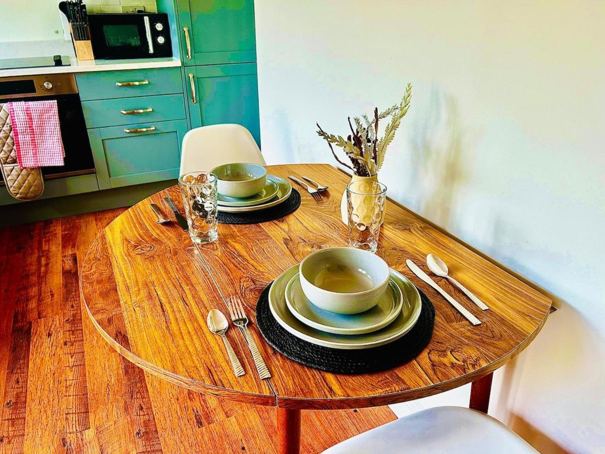 Holiday home Stylish & Cosy 3 Bedroom By Altoluxoexperience Short Lets & Serviced With Free Wifi & Parking *