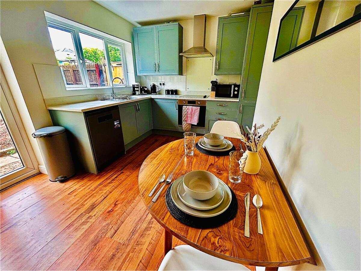 Stylish & Cosy 3 Bedroom By Altoluxoexperience Short Lets & Serviced With Free Wifi & Parking *