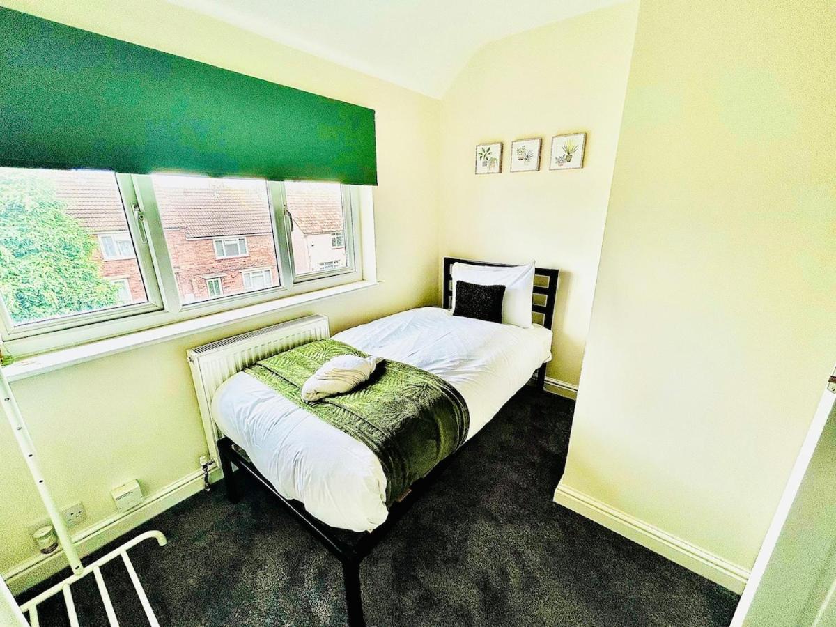 Holiday home Stylish & Cosy 3 Bedroom By Altoluxoexperience Short Lets & Serviced With Free Wifi & Parking