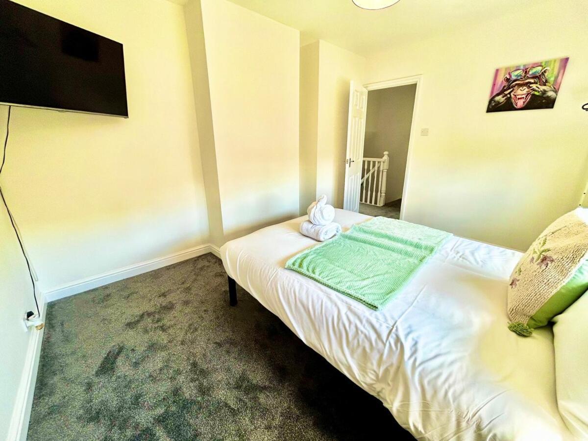 Stylish & Cosy 3 Bedroom By Altoluxoexperience Short Lets & Serviced With Free Wifi & Parking *
