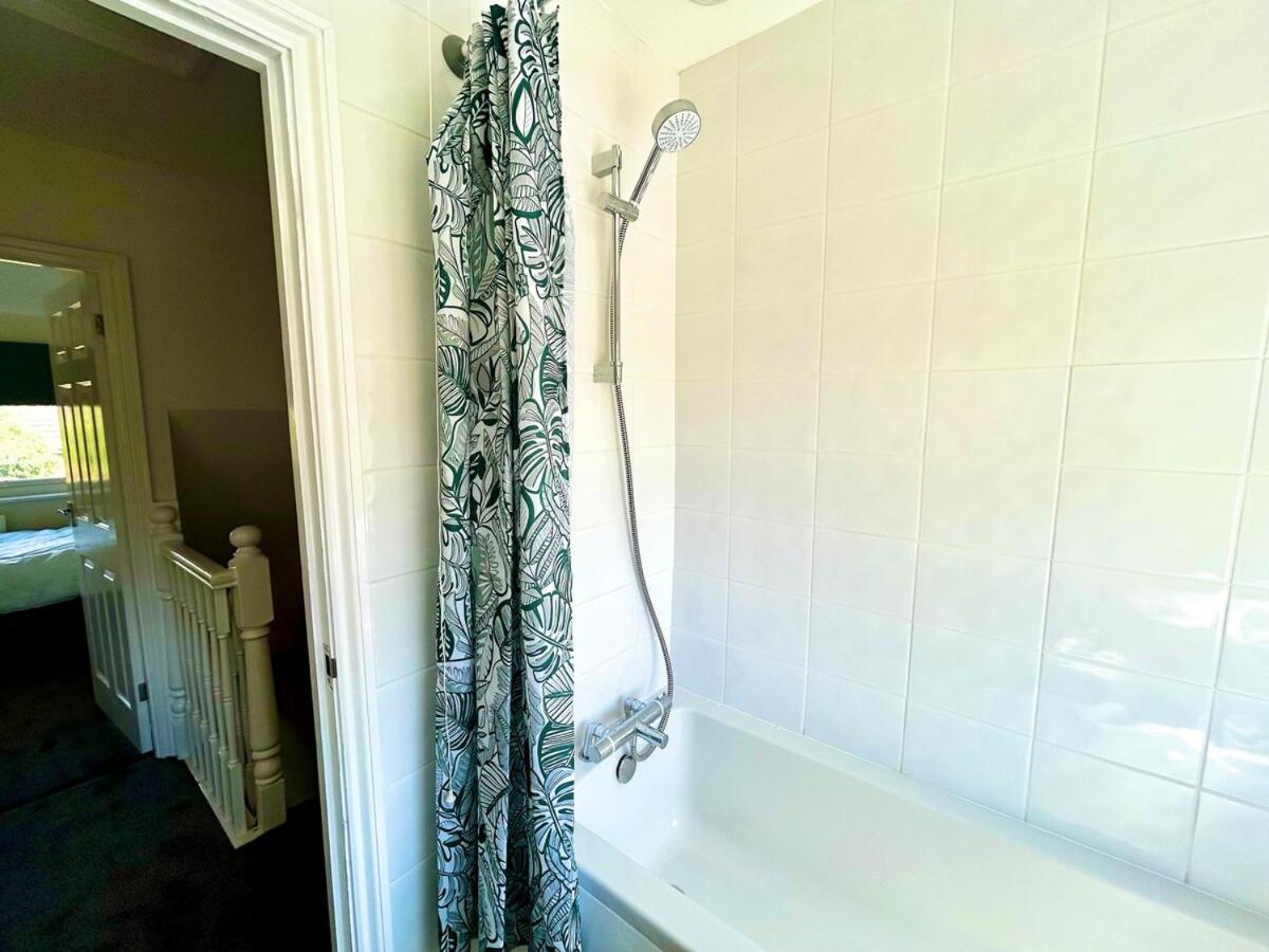 Stylish & Cosy 3 Bedroom By Altoluxoexperience Short Lets & Serviced With Free Wifi & Parking *