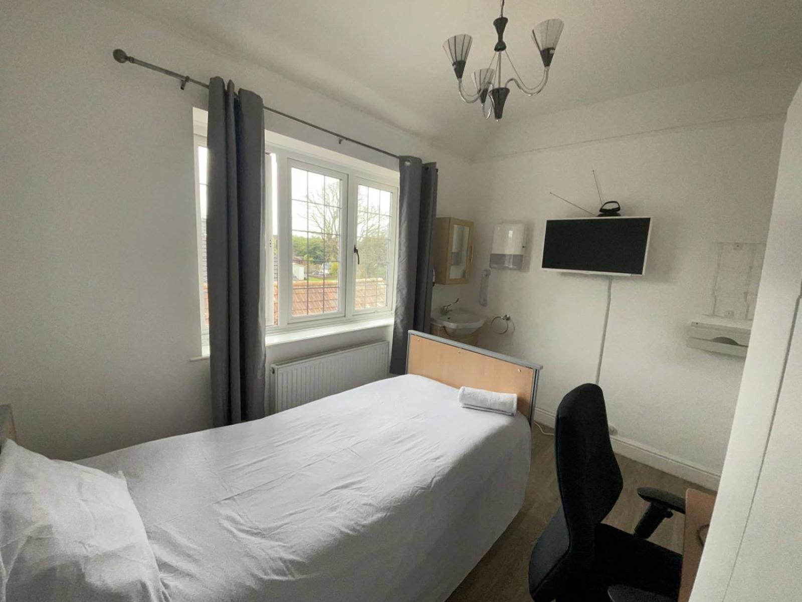 Holiday home 6 Bed-sleeps 10-gym-hottub-garden-parking *