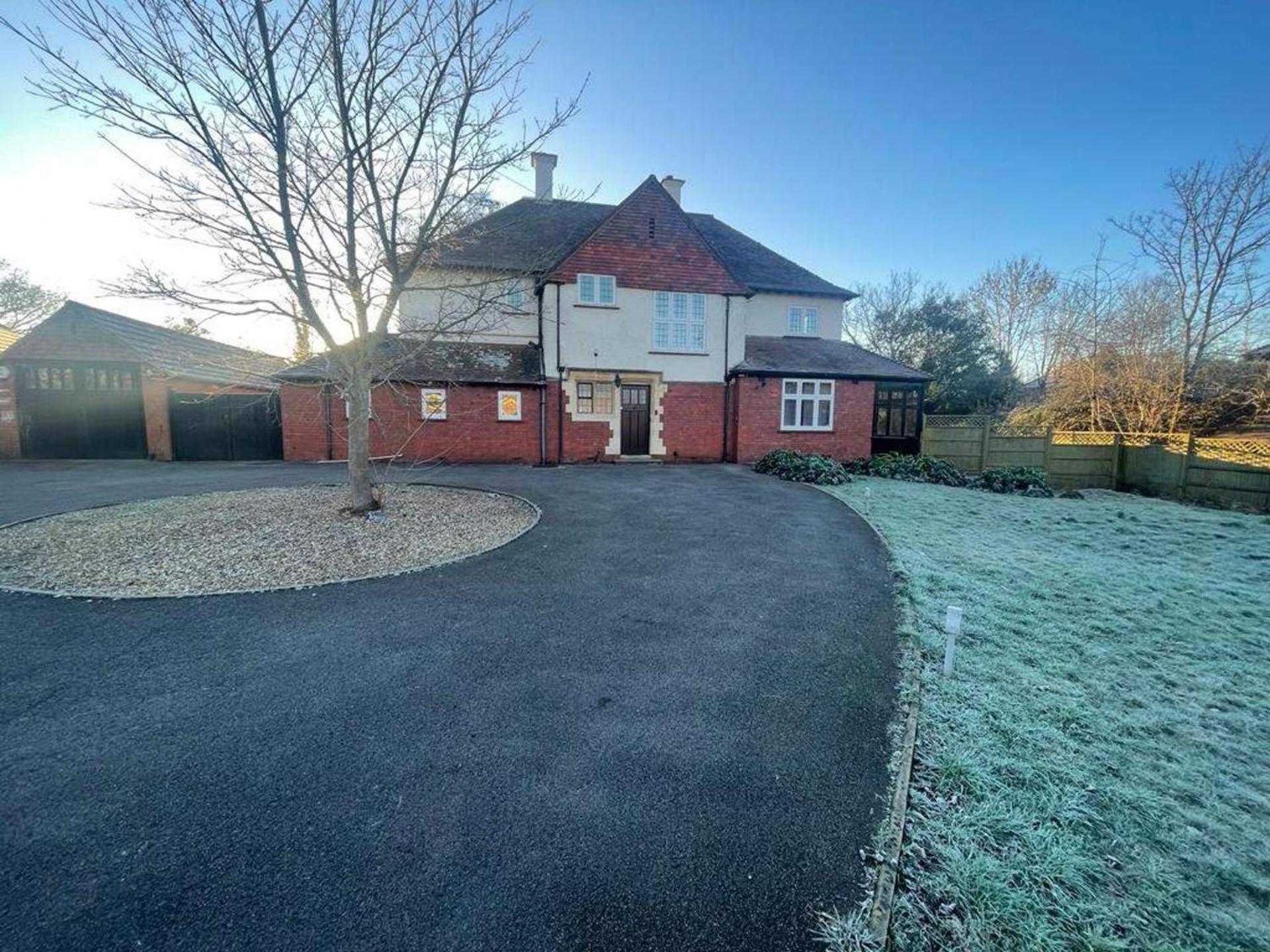 6 Bed-sleeps 10-gym-hottub-garden-parking Bristol