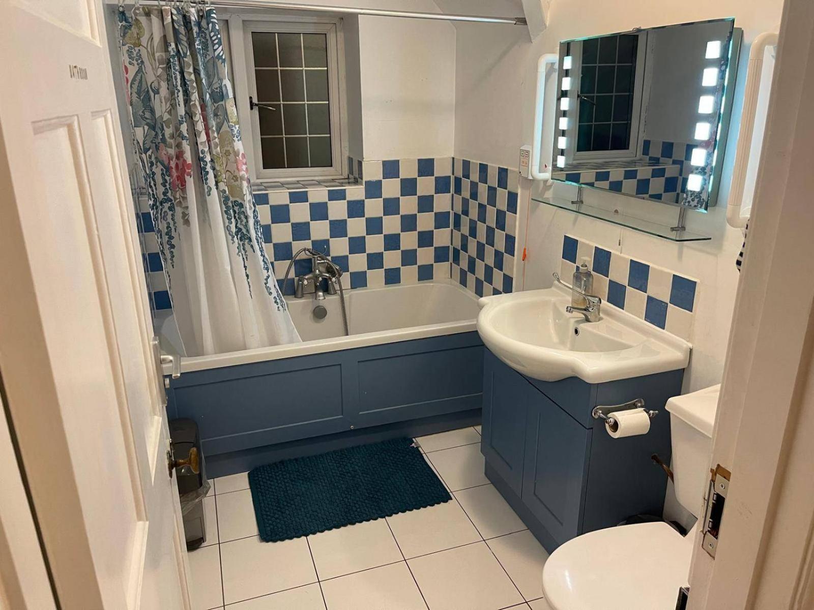 6 Bed-sleeps 10-gym-hottub-garden-parking Holiday home Bristol