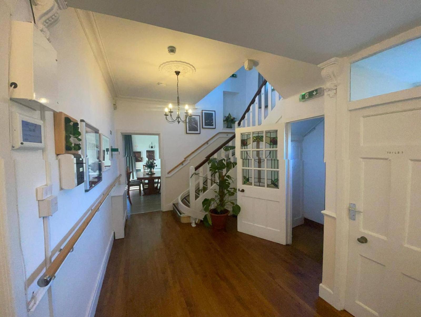 6 Bed-sleeps 10-gym-hottub-garden-parking *