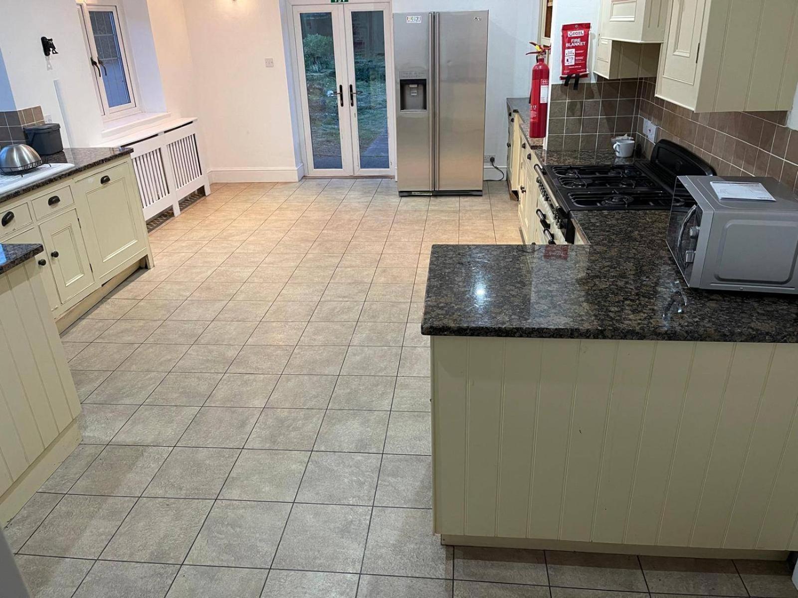 6 Bed-sleeps 10-gym-hottub-garden-parking Holiday home Bristol