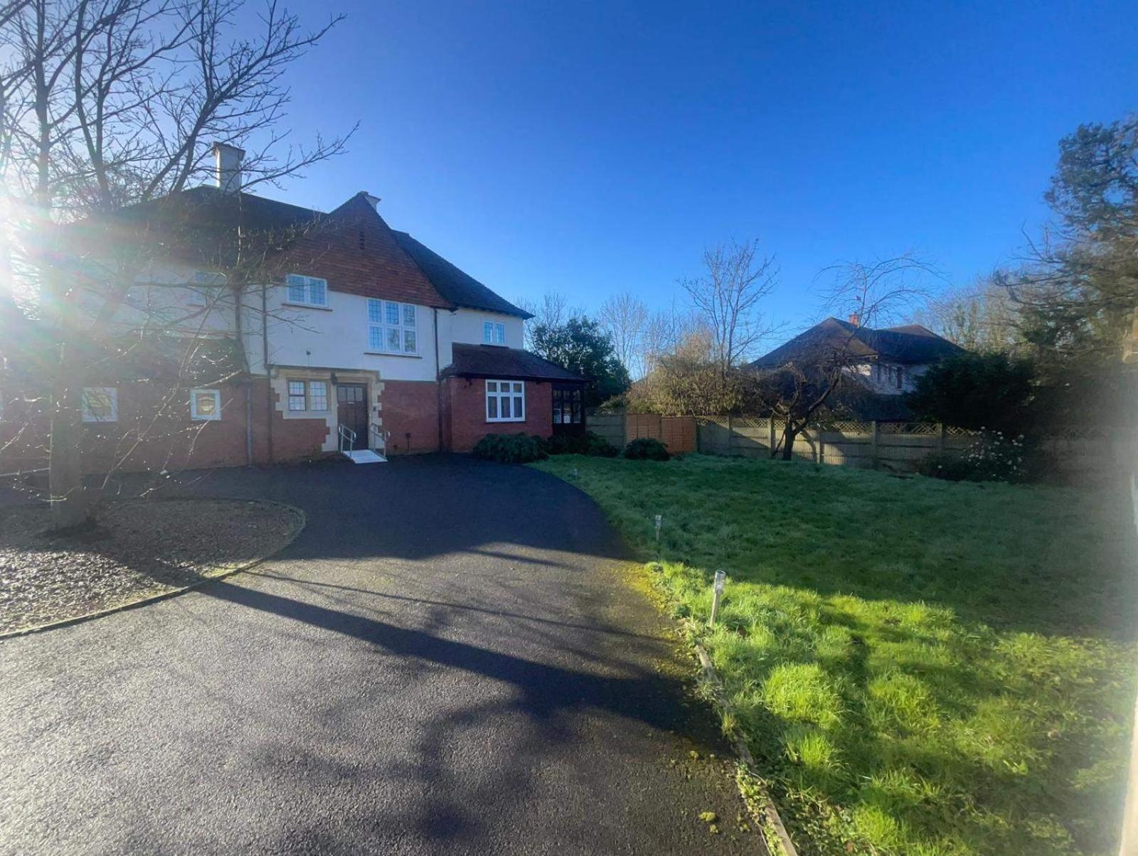 Holiday home 6 Bed-sleeps 10-gym-hottub-garden-parking Bristol