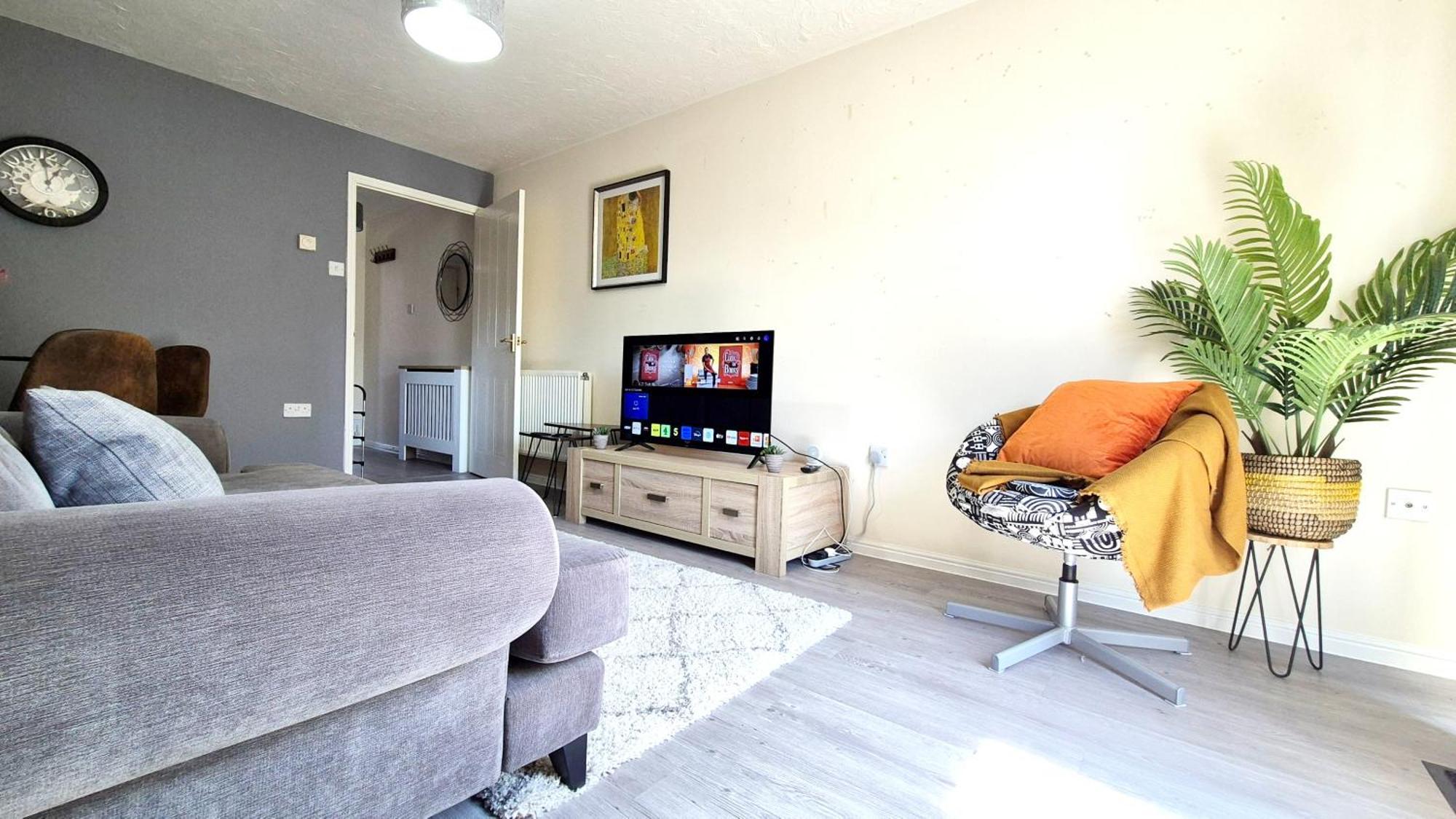 Modern 2bed House, Free Parking, Nr Parkway Station And Uwe Holiday home Bristol