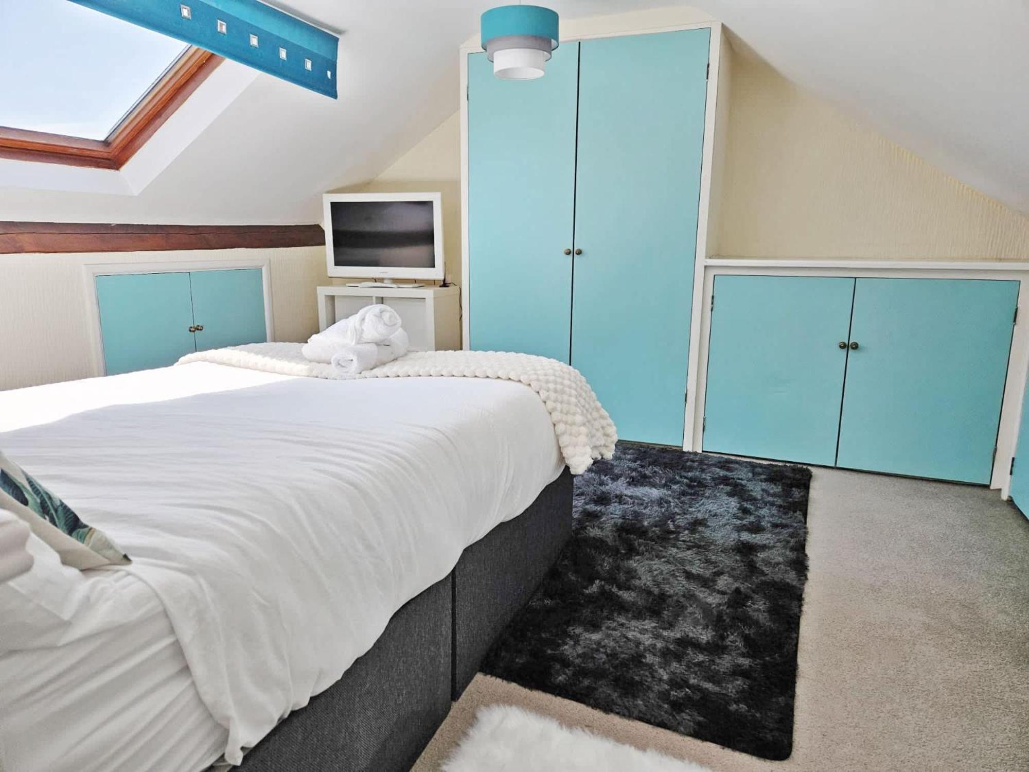 Holiday home Spacious 5-bed With Parking,wifi & Self Check-in *