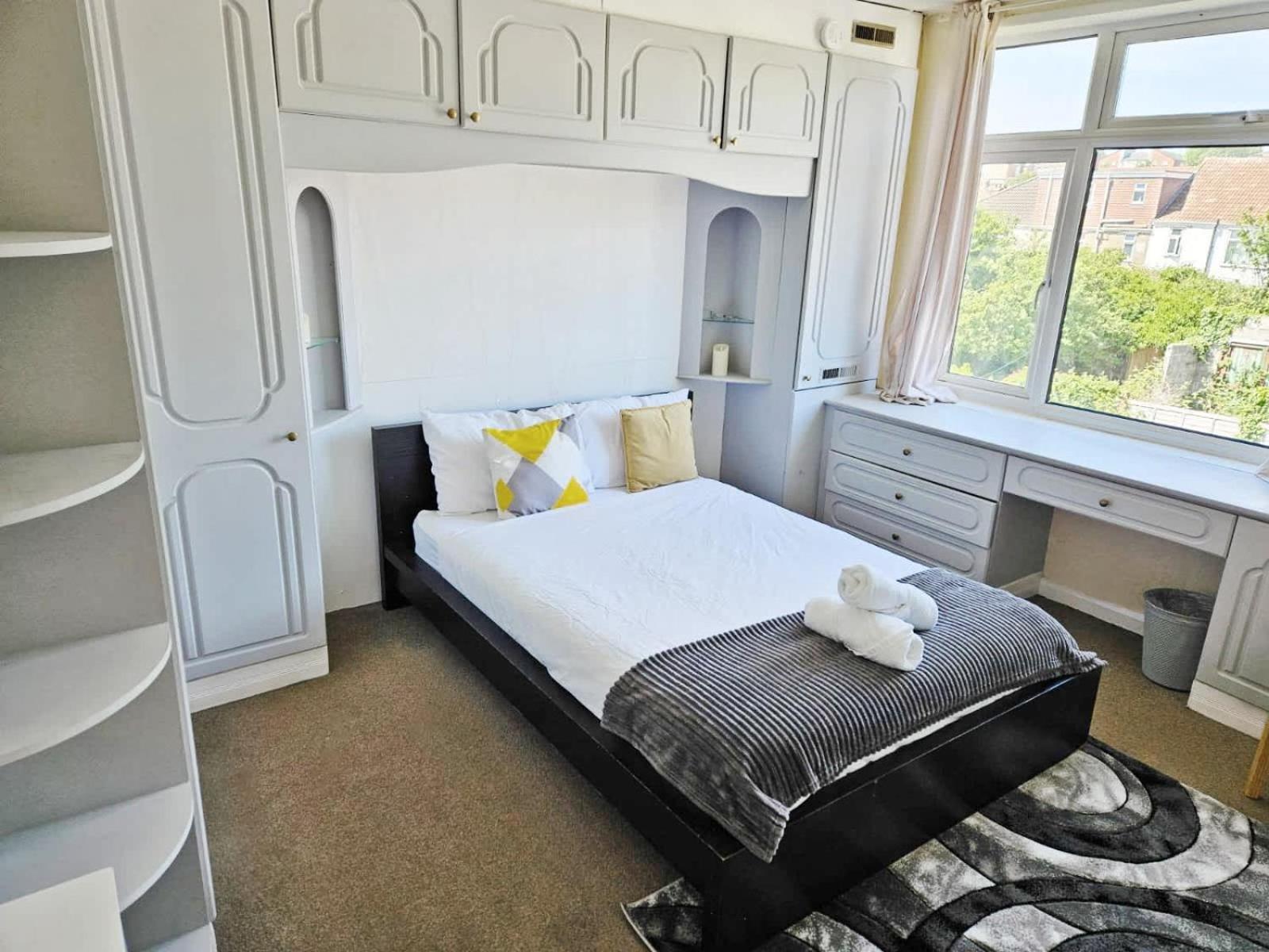Holiday home Spacious 5-bed With Parking,wifi & Self Check-in Bristol