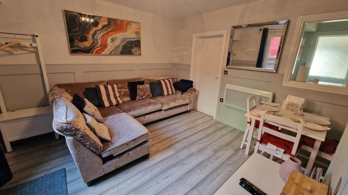 The Red House, 2 Bed Flat In