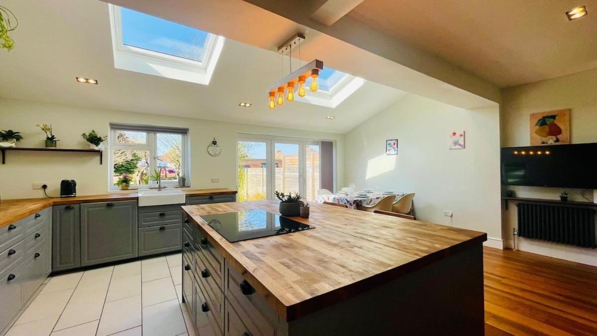 Spacious & Bright 3bedroom Home-sleeps7-parking