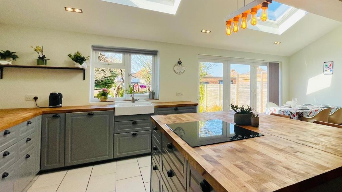 Spacious & Bright 3bedroom Home-sleeps7-parking Holiday home