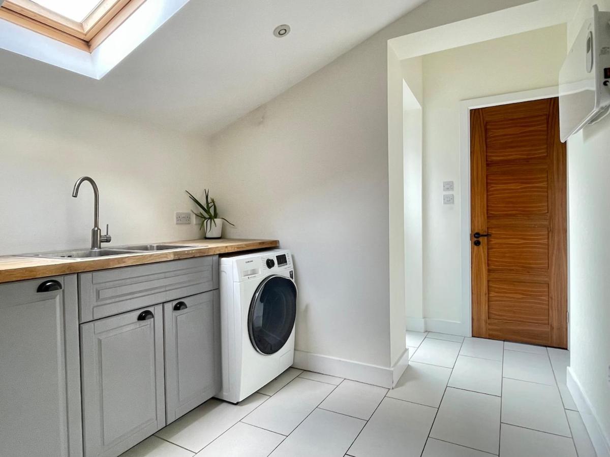 Spacious & Bright 3bedroom Home-sleeps7-parking Holiday home *
