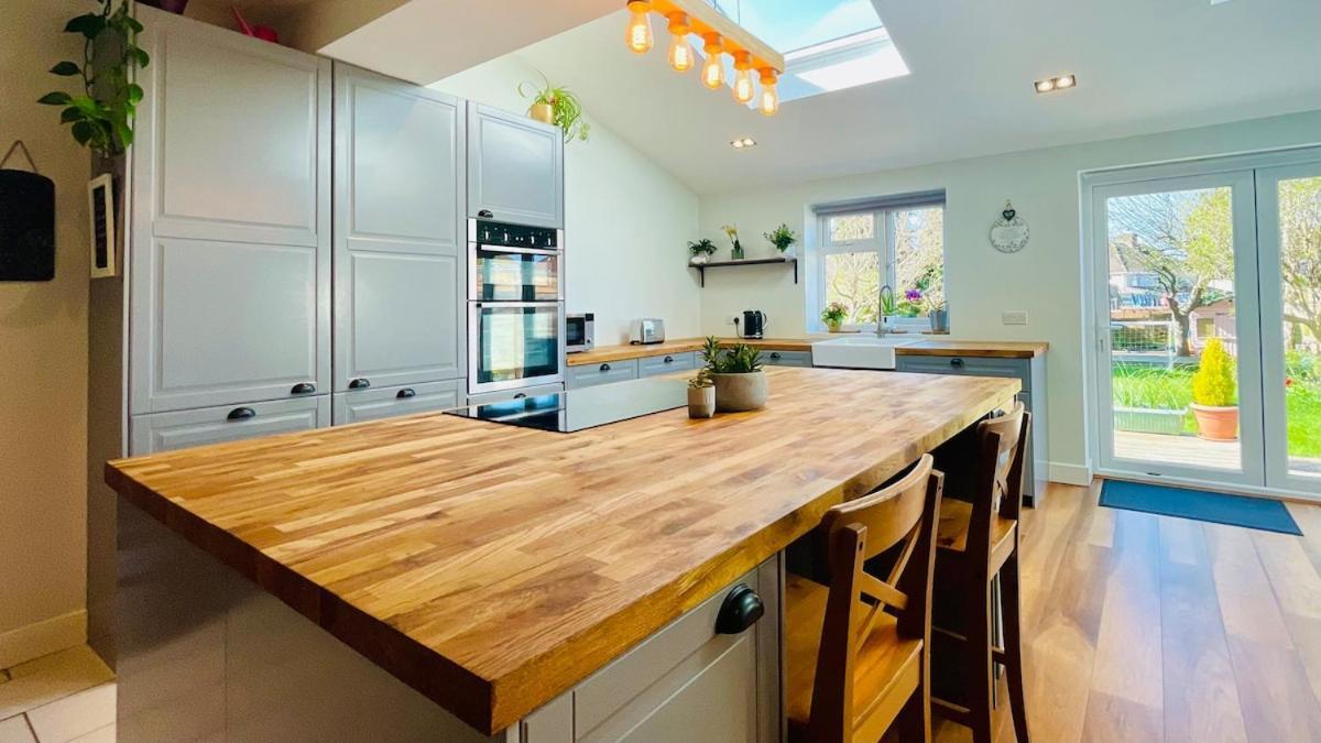 Spacious & Bright 3bedroom Home-sleeps7-parking Holiday home Bristol