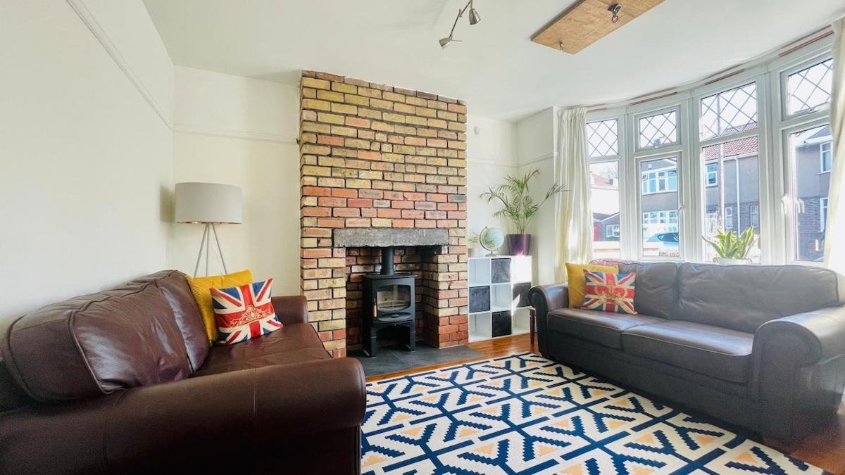 Spacious & Bright 3bedroom Home-sleeps7-parking * Bristol