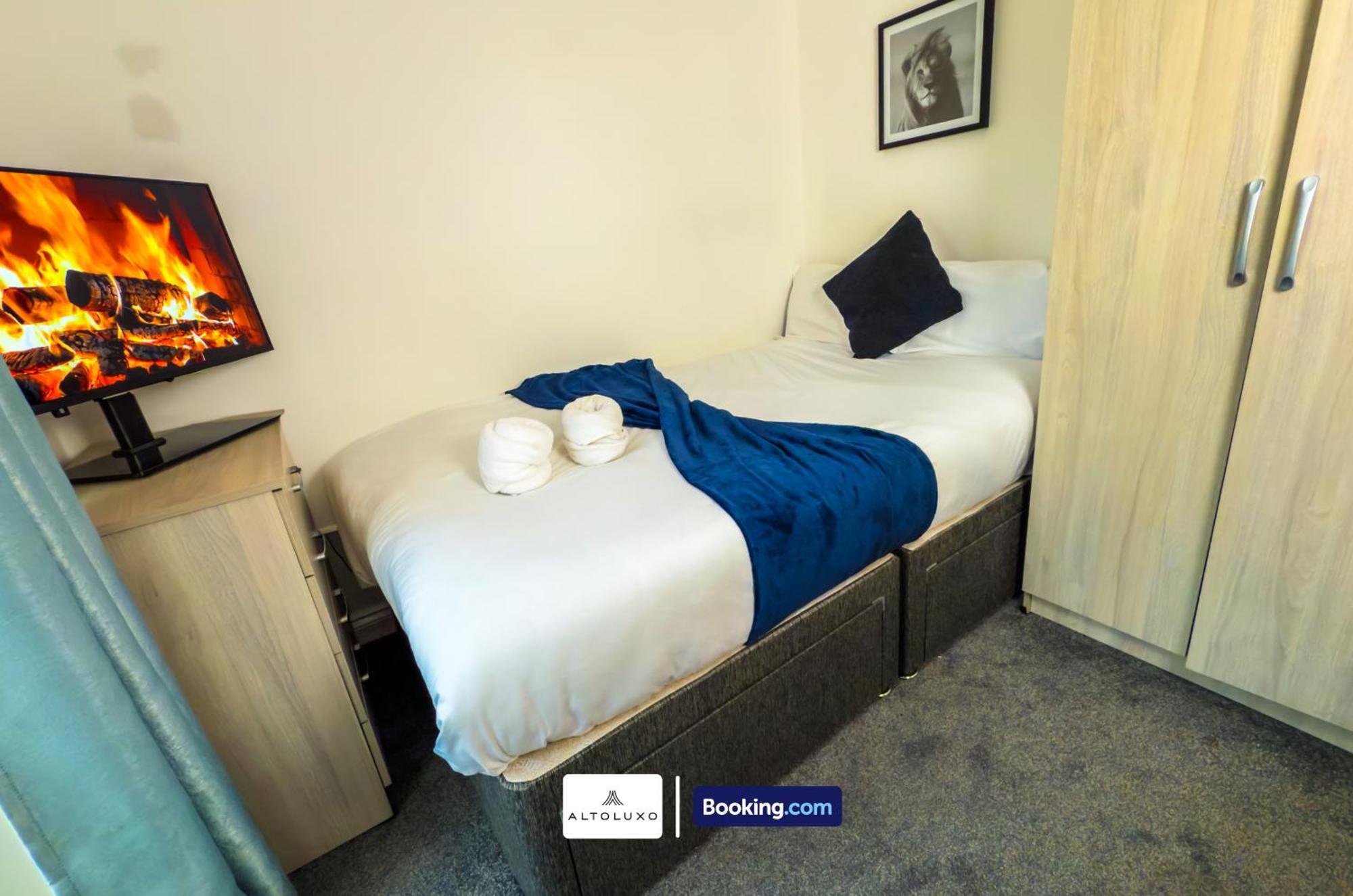 The Purple 5 Bedroom House By Altoluxoexperience Short Lets & Serviced With Free Parking Bristol