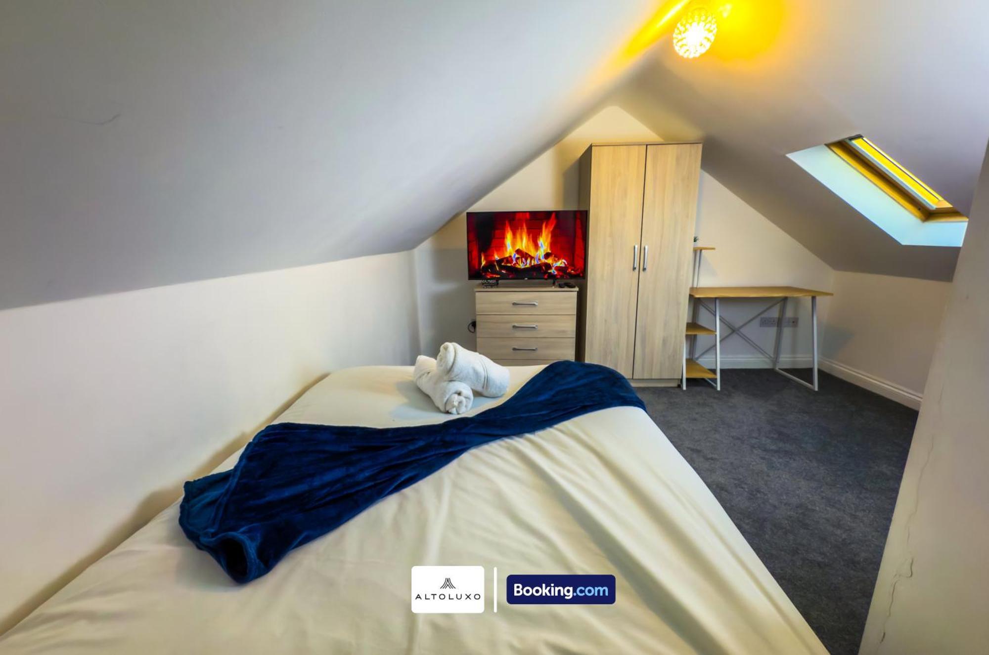 Holiday home The Purple 5 Bedroom House By Altoluxoexperience Short Lets & Serviced With Free Parking *