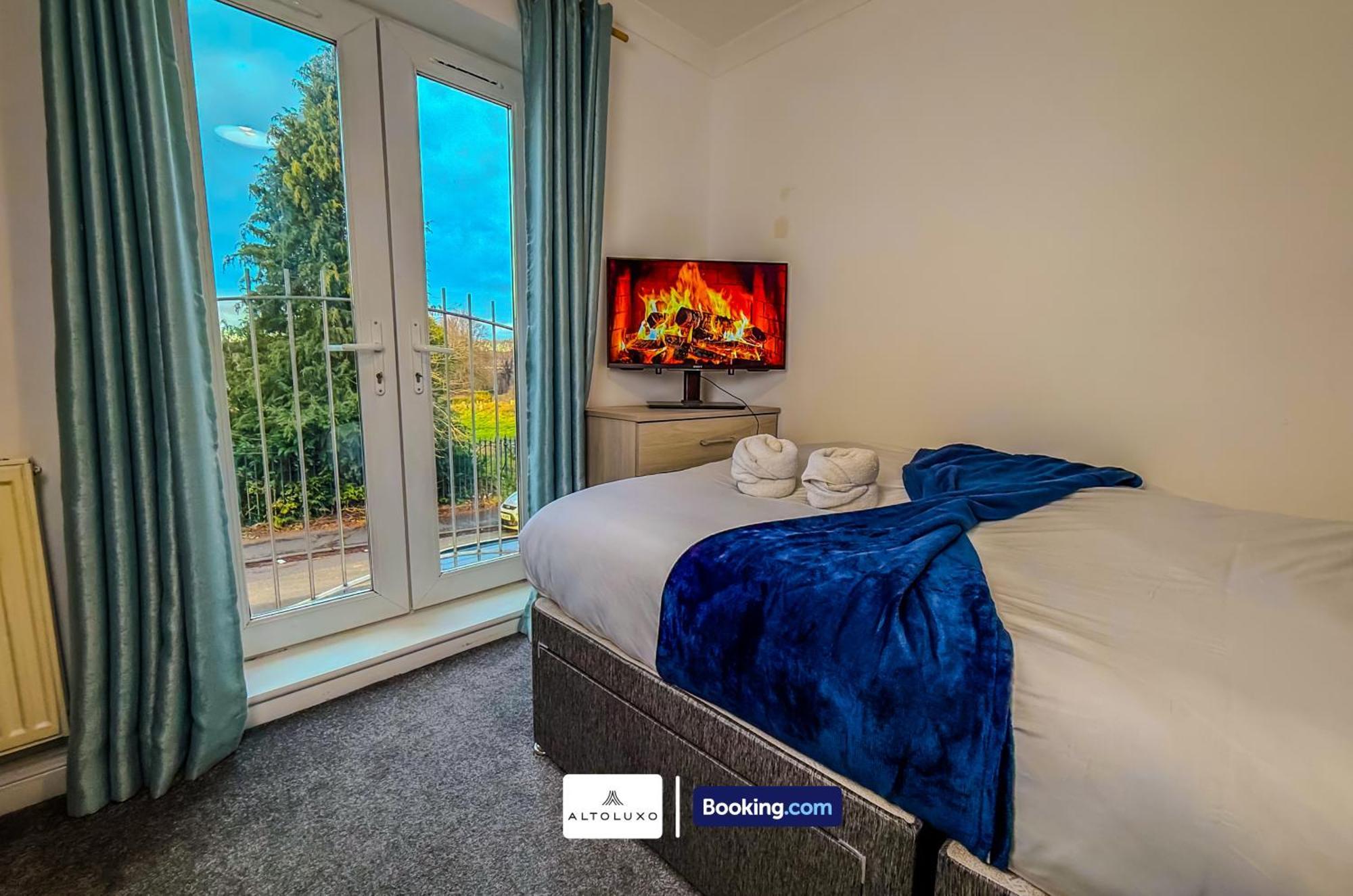 Holiday home The Purple 5 Bedroom House By Altoluxoexperience Short Lets & Serviced With Free Parking *