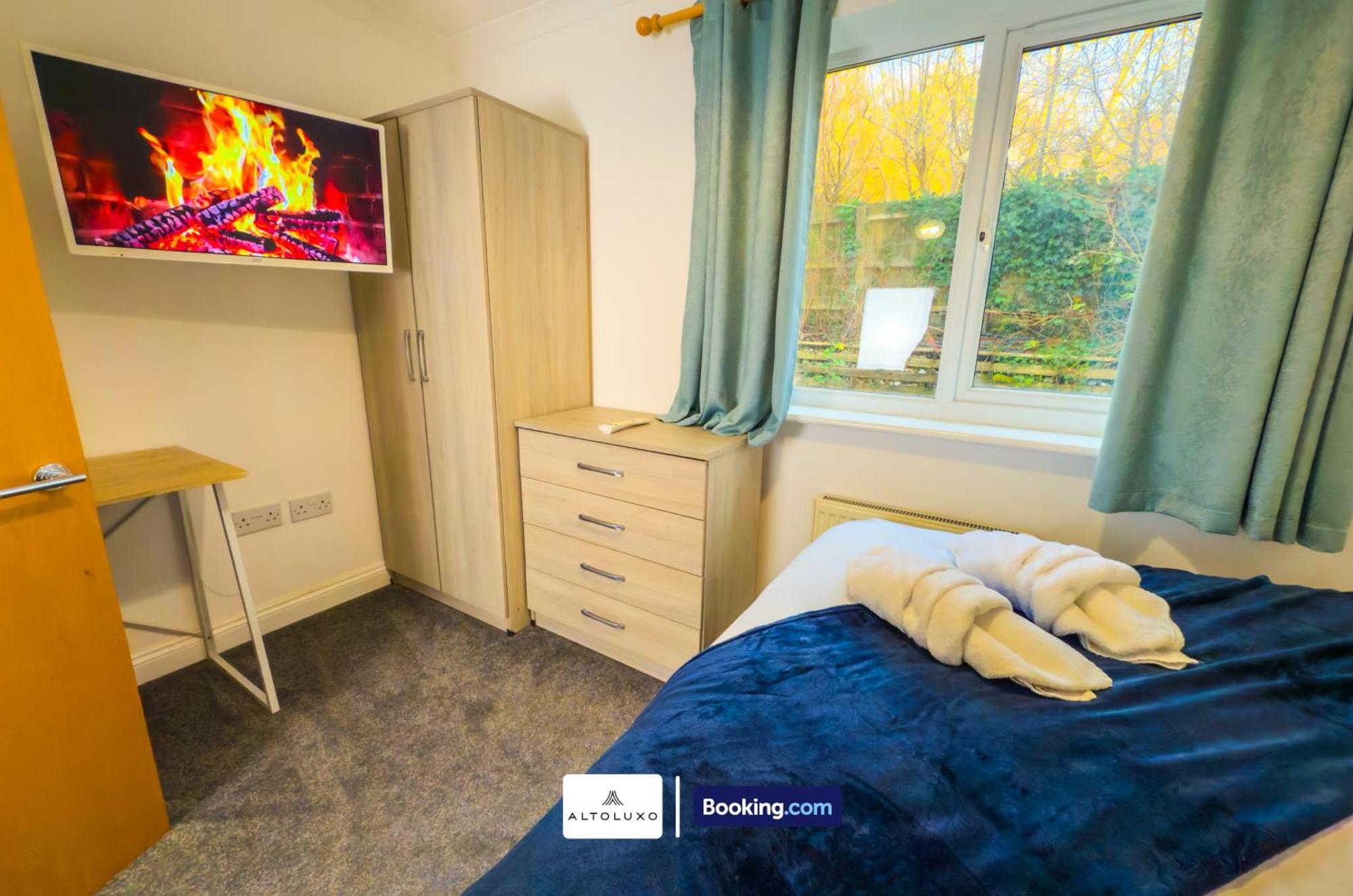 The Purple 5 Bedroom House By Altoluxoexperience Short Lets & Serviced With Free Parking Holiday home *