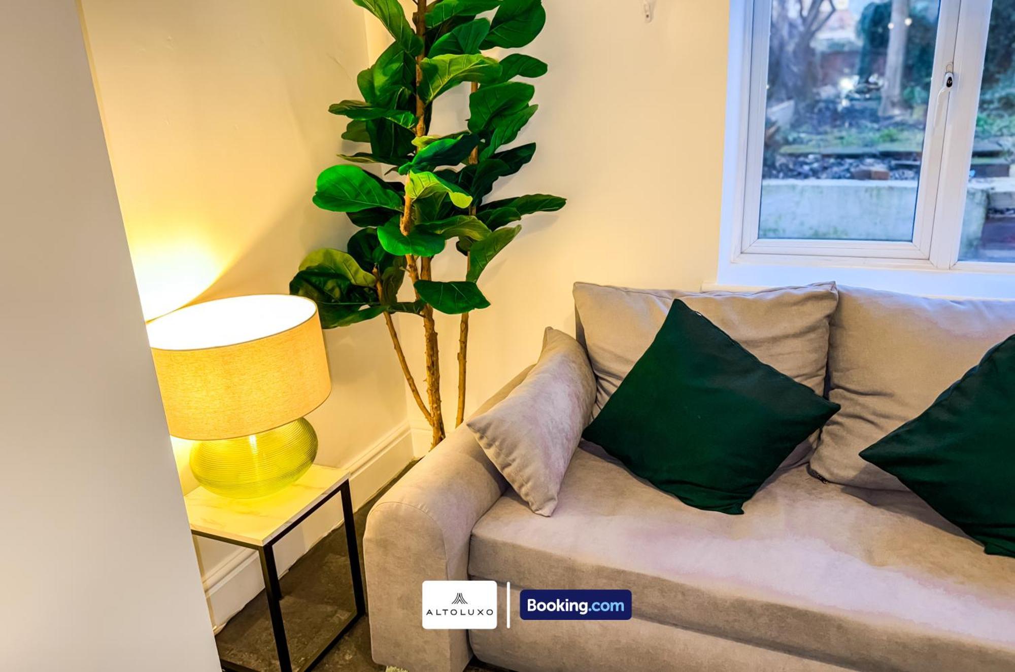 Bauhaus 4 Bedroom House By Altoluxoexperience Short Lets & Serviced With Free Parking *