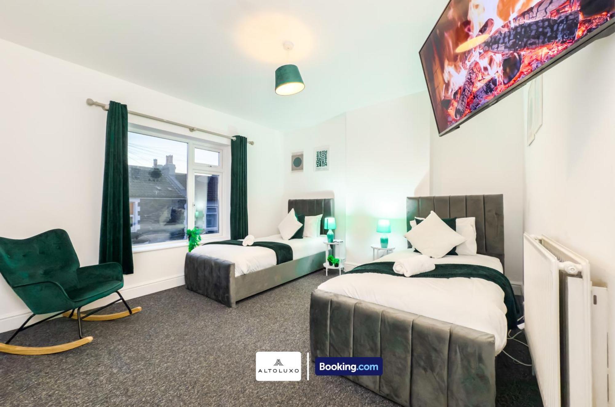 Bauhaus 4 Bedroom House By Altoluxoexperience Short Lets & Serviced With Free Parking Holiday home