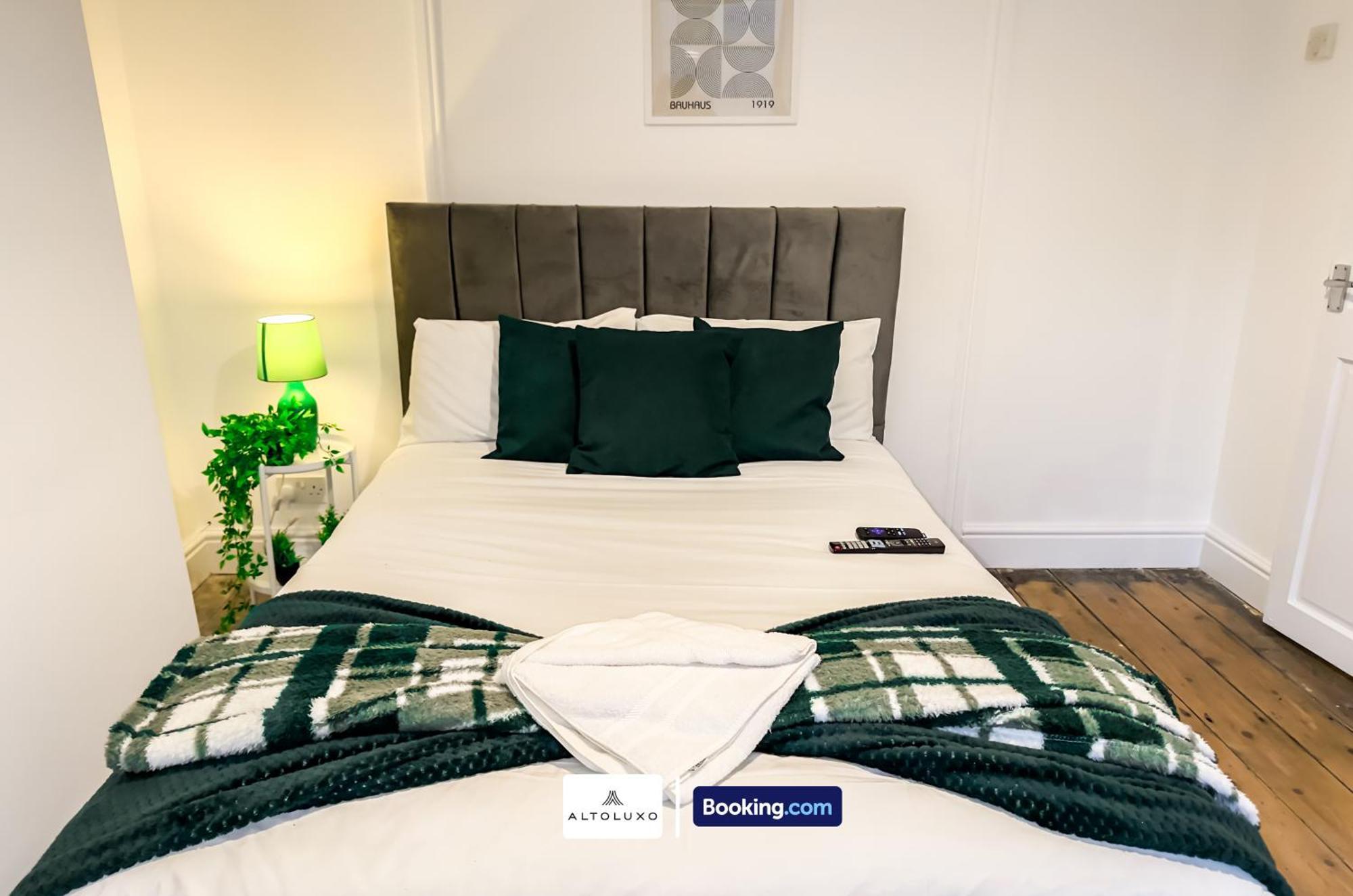 Bauhaus 4 Bedroom House By Altoluxoexperience Short Lets & Serviced With Free Parking Holiday home