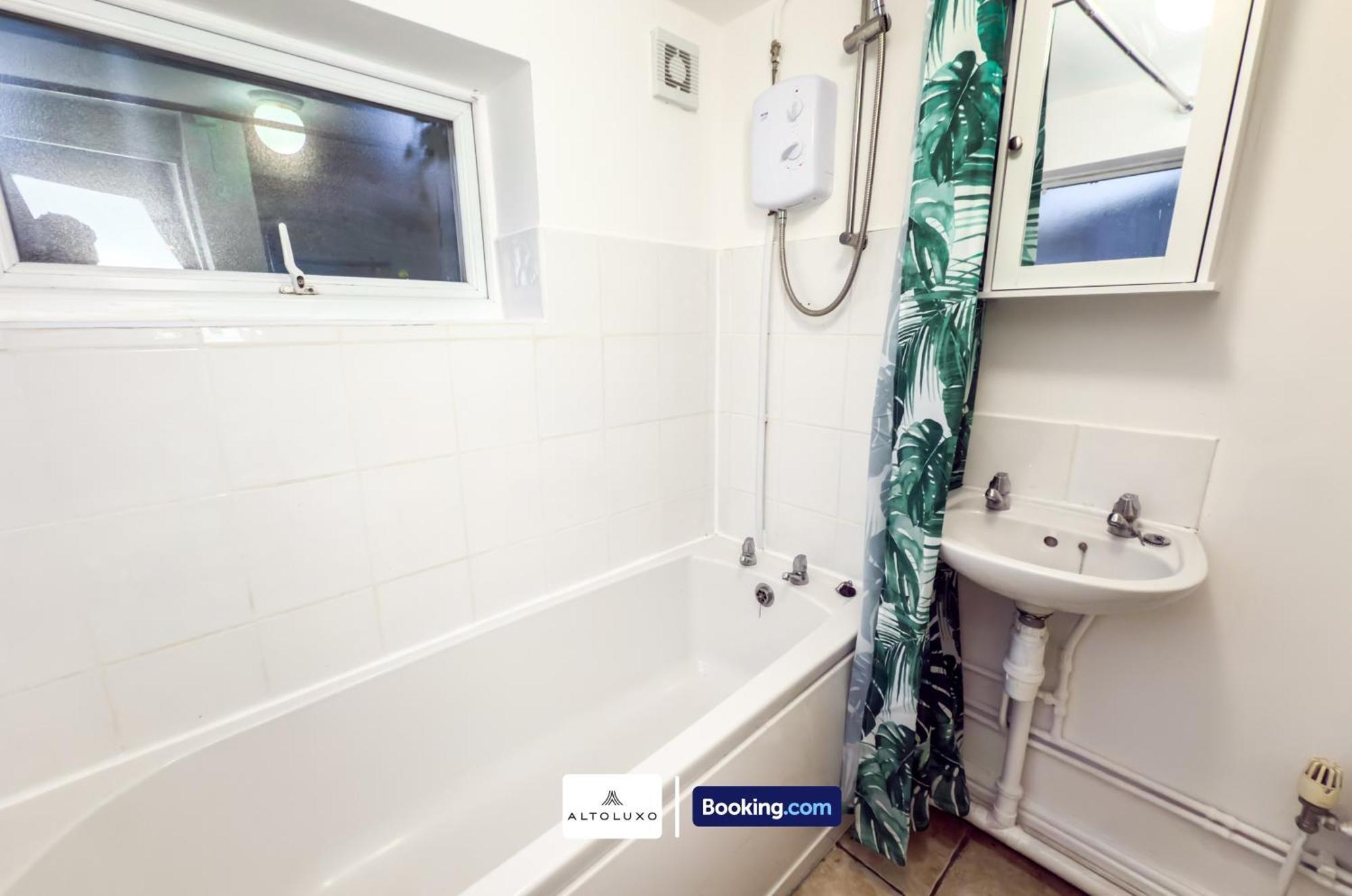 Holiday home Bauhaus 4 Bedroom House By Altoluxoexperience Short Lets & Serviced With Free Parking