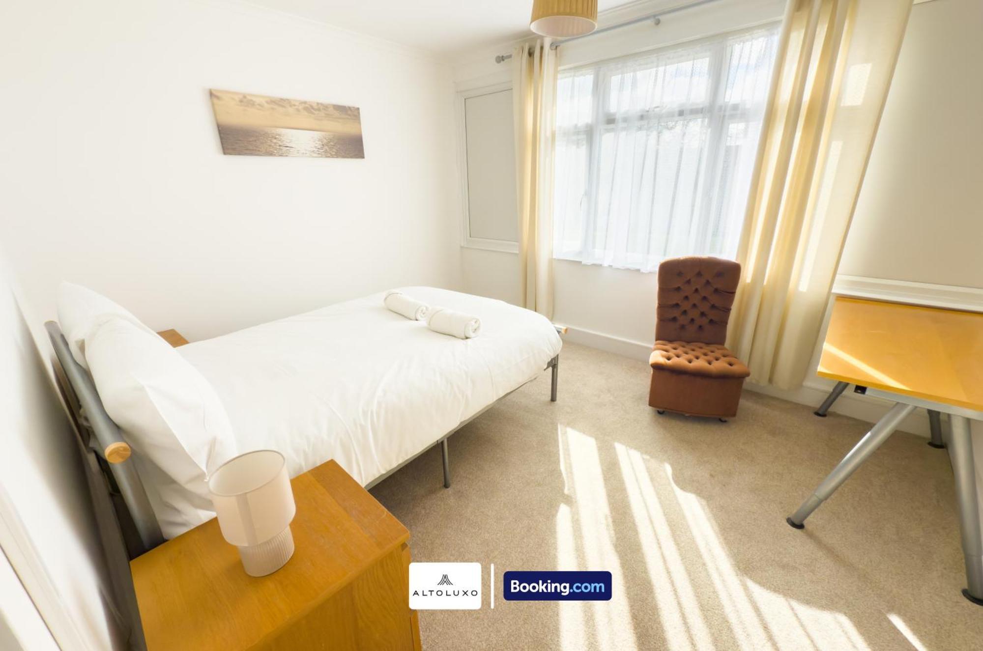 Orion's Place 3 Bedroom House By Altoluxoexperience Short Lets & Serviced With Free Parking Apartment
