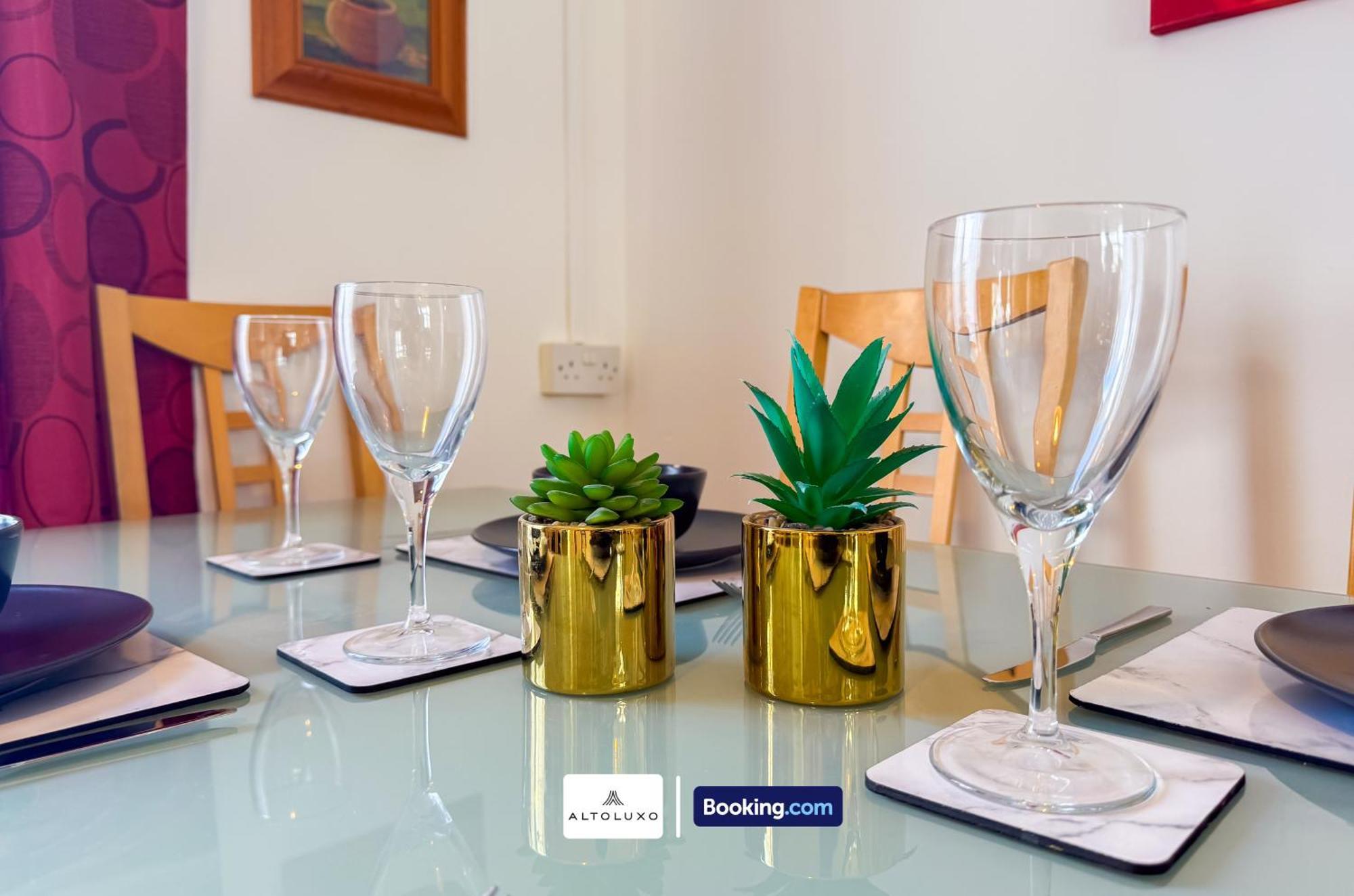 Orion's Place 3 Bedroom House By Altoluxoexperience Short Lets & Serviced With Free Parking Apartment Bristol