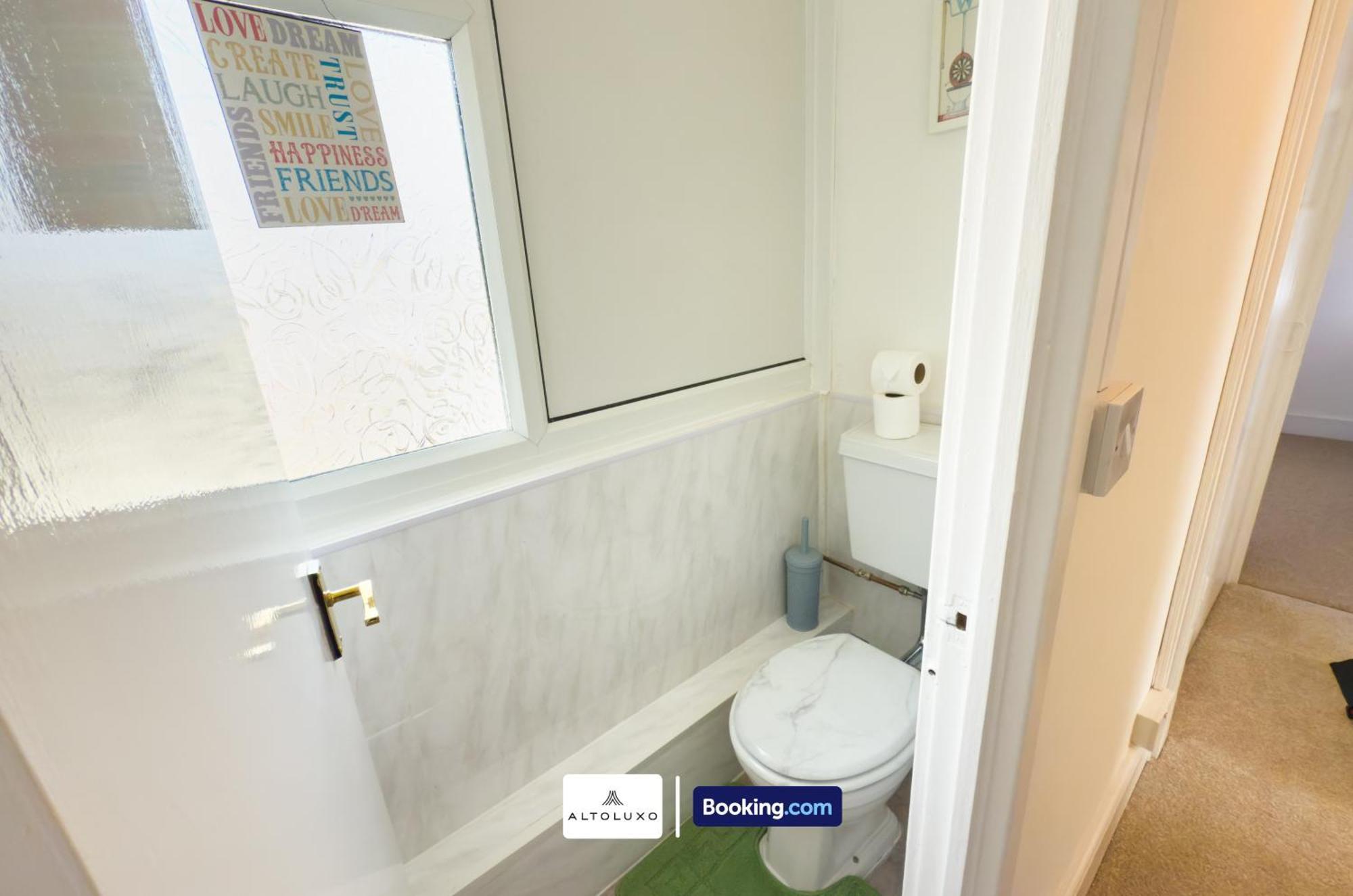 Orion's Place 3 Bedroom House By Altoluxoexperience Short Lets & Serviced With Free Parking Apartment