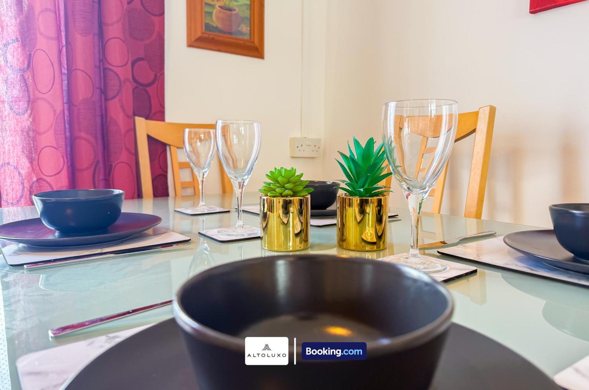 Orion's Place 3 Bedroom House By Altoluxoexperience Short Lets & Serviced With Free Parking Apartment *