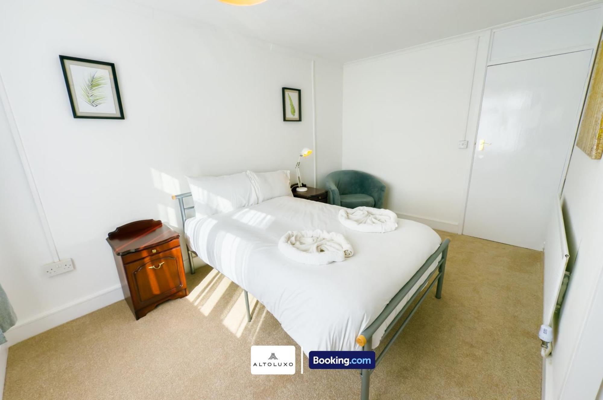Orion's Place 3 Bedroom House By Altoluxoexperience Short Lets & Serviced With Free Parking *